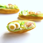 本物みたいなたまごのコッペパン　ミニチュアブローチ　フェイクフード
