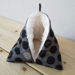 ☆yu様オーダー品☆モモンガポーチ(三角型)　黒ドットニコニコ柄×白①　カラビナなし