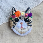 花冠のキジトラ猫の刺繍ブローチ
