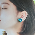 つまみ細工ミニピアス水色×柄入り水色