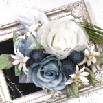 【送料無料】エンジェルブルーのバラのコサージュ　結婚式　卒業式　入学式　アートフラワー　布花　染花　造花