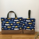 レトロなネイビーのくるま柄のレッスンバッグとうわぐつ入れ