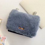 ふわふわファーの移動ポケット〈ブルー〉