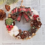 木の実のクリスマスリース