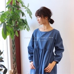 『冬SALE』 【M〜L】しっかりコットンリネンで魅せる、後ろボタンのウエスト切り替えギャザーワンピース（綿麻コバルトブルー）