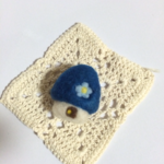 お花の青い屋根のおうちブローチ （再販）