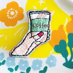 コーヒー片手に　刺繍ブローチ［カフェシリーズ〕