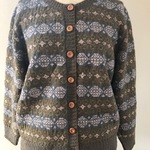 毛100%の編み込み模様前開きカーディガン