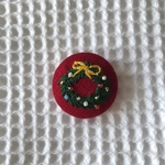 直径約3㎝ ビーズ刺繍の包みボタンブローチ ☆クリスマス