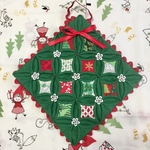 パッチワーク・カテドラルウィンドウのクリスマスオーナメント緑