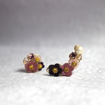 令和カラーの梅の花とビジューのイヤーカフ