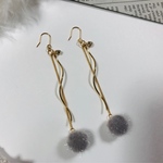 ファーボールのウェーブロングピアス