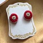 赤い花の刺繍ピアス