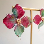 花雫ピアス(イヤリング)〜クリスマスカラーの紫陽花〜