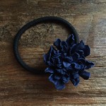 革花のヘアゴム Mサイズ(太ゴム) 紺