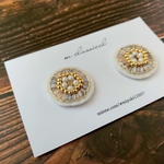 刺繍とビーズのお花ピアス　ミックスグレー