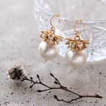 真鍮の花のブーケとコットンパールのピアス（イヤリング対応）＊ゴールドフィルド 
