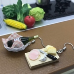 クリスマス　ワインとチーズプレートのピアス