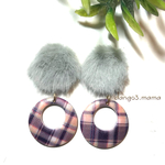 500円☆チェック柄チャーム(パープル系)☆ファーカボション(グレー)のピアス/イヤリング