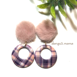 500円☆チェック柄チャーム(パープル系)☆ファーカボション(ピンク)のピアス/イヤリング