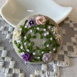「お花たちのリース（クリスマスローズ&バラ）」刺繍ブローチ 刺繍ヘアゴム
