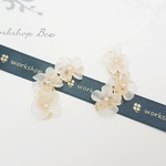 ホワイトフラワーのイヤーカフ