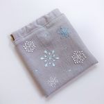 コットンリネンの刺繍バネポーチ（雪の結晶・ライトグレー）