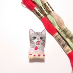 お試しセール価格￥1000 (刺繍ブローチ 猫さん)