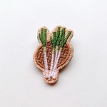 ネギ　刺繍　バッジ　ブローチ　薄めのオレンジ（肌色のような感じ）