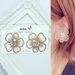 刺繍フラワーとキラキラビジュー☆ゴールド☆プラスチックイヤリング☆ノンアレルギー