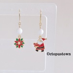 ☆*:Xmas:*☆ 雪とサンタクロースとポインセチアのアシンメトリーピアス（ゴールドカラー）