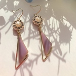 トライアングルとパールのピアス／イヤリング（パープル）