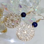 フラワーサークルとラピスラズリのピアス