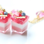 小さな苺ジュレとハートのスワロフスキーのチャーム