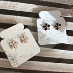 お花のワンポイントピアス　ゴールド