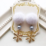 ♡再再販♡ファーカボションと雪の結晶ピアス／イヤリング