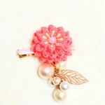 フラミンゴピンクの花とパールのヘアクリップ　つまみ細工　ちりめん　浴衣　着物　結婚式　成人式　入学式　卒業式