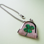 クローバーと白詰草の手刺繍豆がま口チャーム