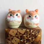 おひげピンピン りす だるま（左の子）