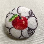刺繍　りんごのデッサン　ブローチ