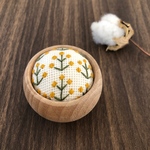 小花の刺繍ピンクッション(白×黄)
