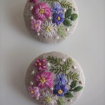 刺繍のブローチ（ピンクとパープルの花）