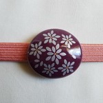 紫釉薬に銀ラメお花風模様の帯留め