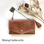 ◇NEW◇ お財布ショルダー アンティークブラウン レザー クラッチバッグ タッセル付き チェーン取り外し可能（本革）レザークラフト ミニマム  真鍮ボタン