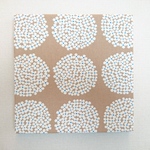 【アウトレット品】ホワイトフラワー(ベージュ）のファブリックパネル 