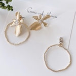 ✨クリスマスプレゼントにぴったり✨大人のメタルフラワー  2way ピアス　ゴールド