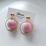  秋冬 ピンク ファーボール イヤリング or ピアス