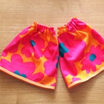 イエローオレンジにピンクの花柄のアームカバー 腕貫 水仕事やお掃除に大活躍間違いなし