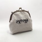 miku様オーダー品☆犬の手刺繍のがま口ポーチ