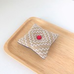 刺し子ピンクッション（羊毛混・柿の花刺し・ベージュ色）